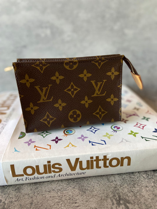 LV Toiletry 15