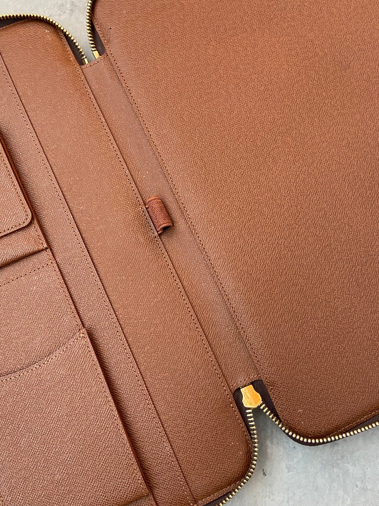 LV ZIPPED COVER GM