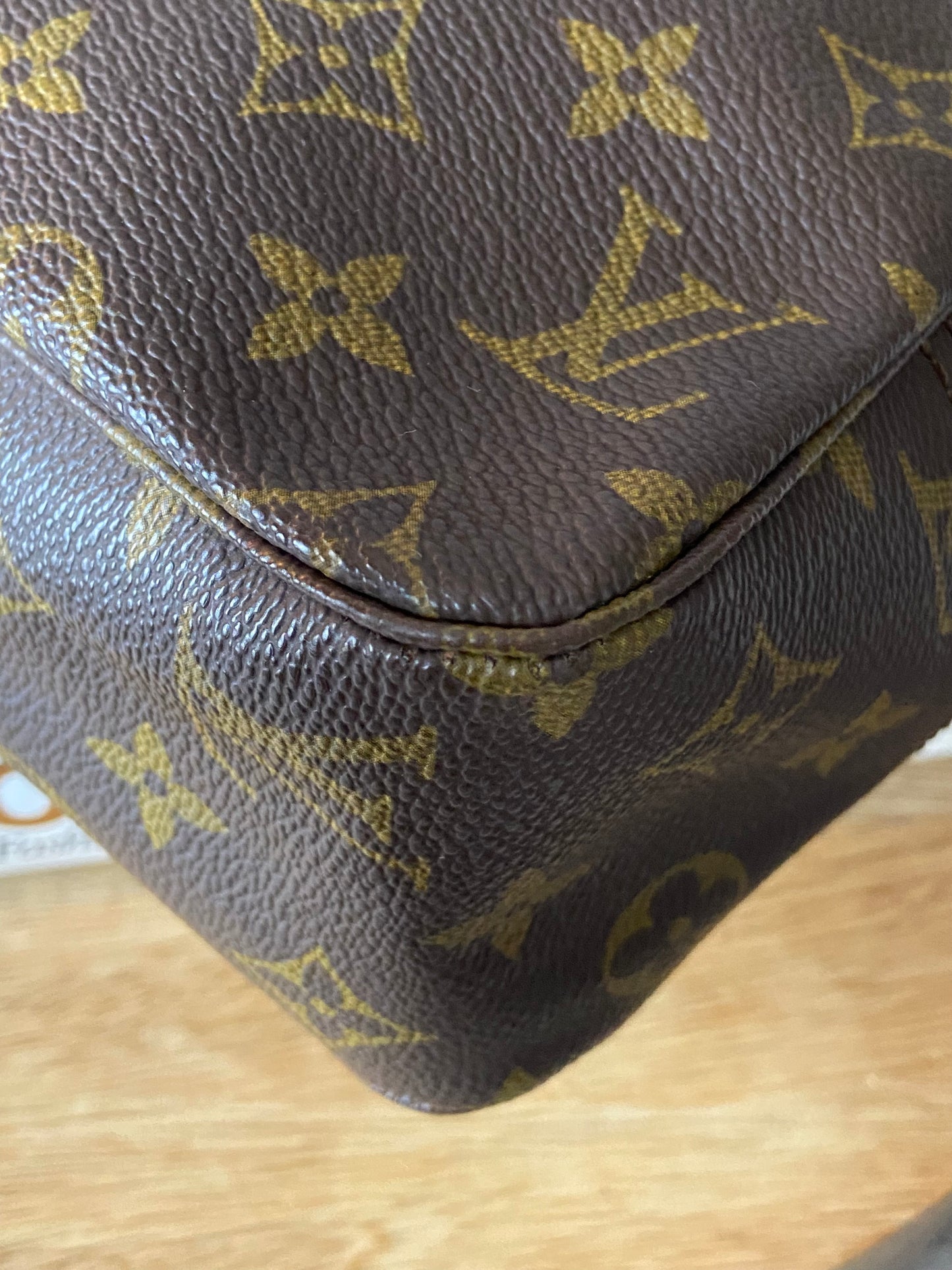 LV Trousse 28