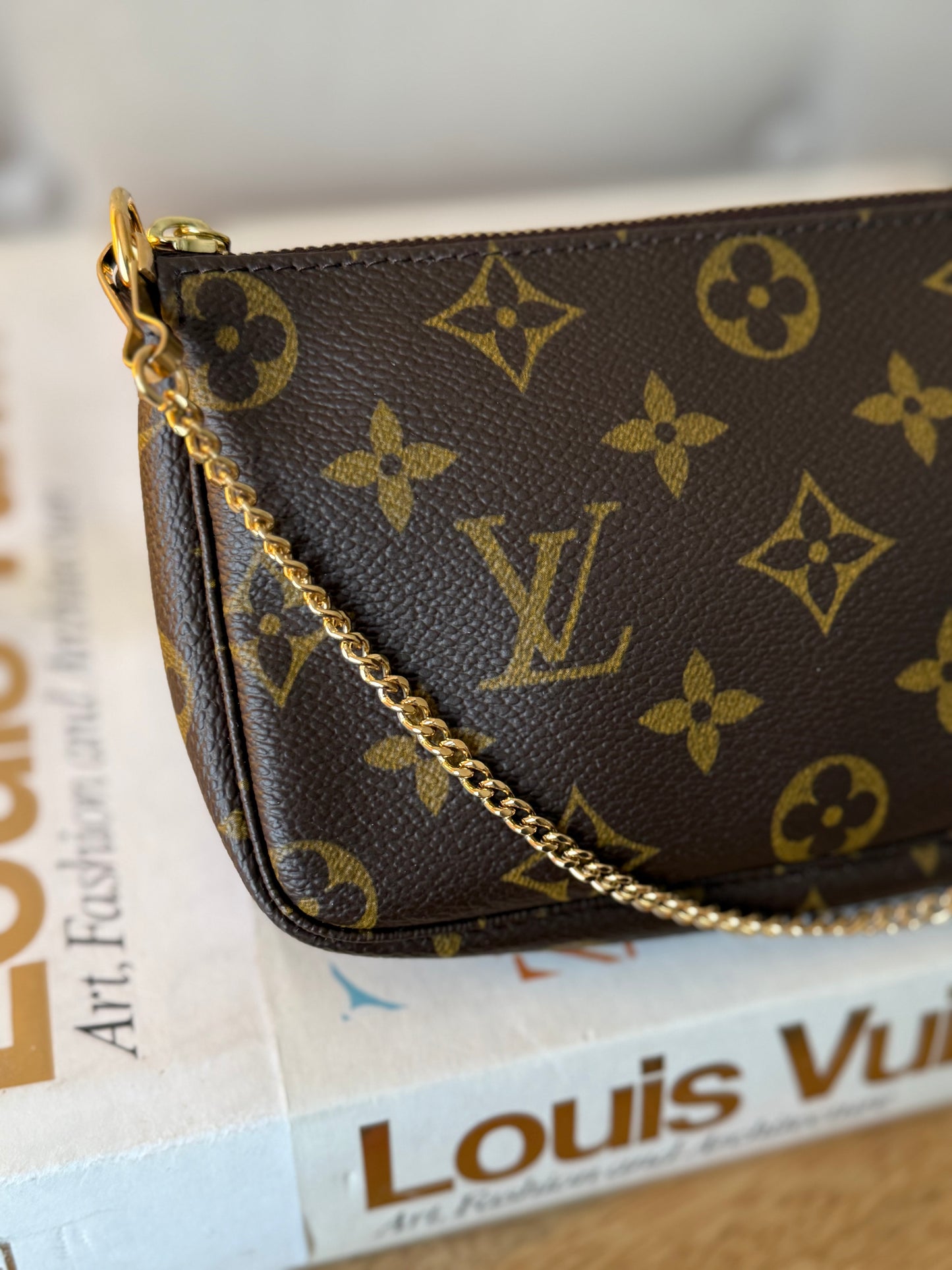 LV Bucket Pochette